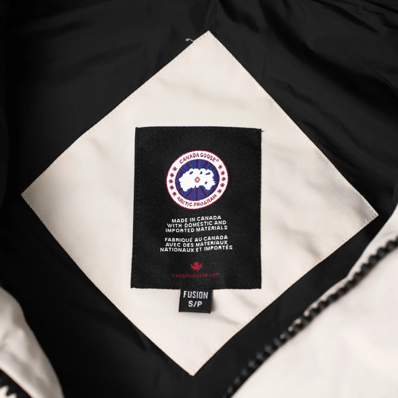 P340 CANADA GOOSE丨Canada Goose slanted pocket stand collar down vest Color: Off-white with red label Size: XS-XXL